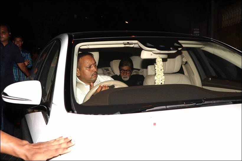 टीम कूक यांची भेट घेण्यासाठी शाहरुखच्या घरी जाताना महानायक अमिताभ बच्चन. (छाया- वरिन्दर चावला)