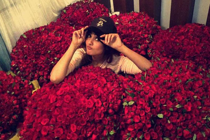 सोनलचा हा चाहता तिच्या मुंबईतील वर्सोवा येथील निवासस्थानी हा १००० गुलाबांचा गुच्छ पाठवतो. (छाया- इंस्टाग्राम)