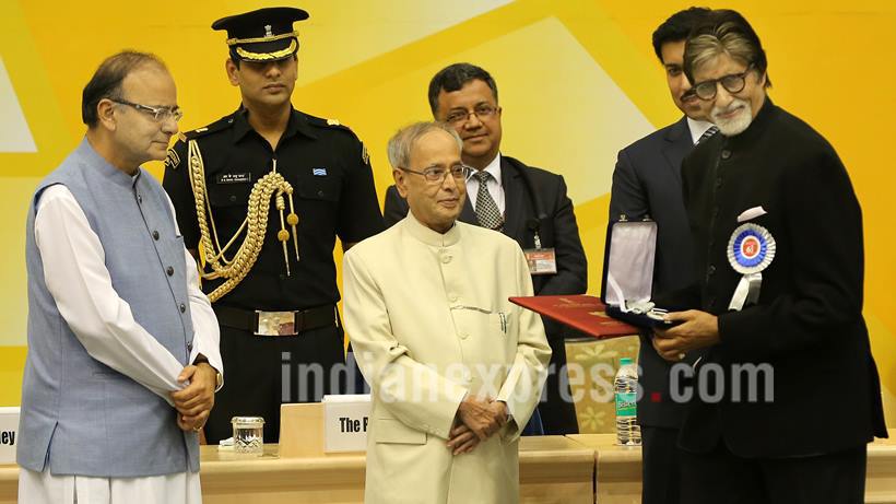 अभिनेते अमिताभ बच्चन यांना 'पीकू' सिनेमासाठी सर्वोत्कृष्ट अभिनेत्याच्या पुरस्काराने सन्मानित करण्यात आले. (छाया- रवि कनोजिया)