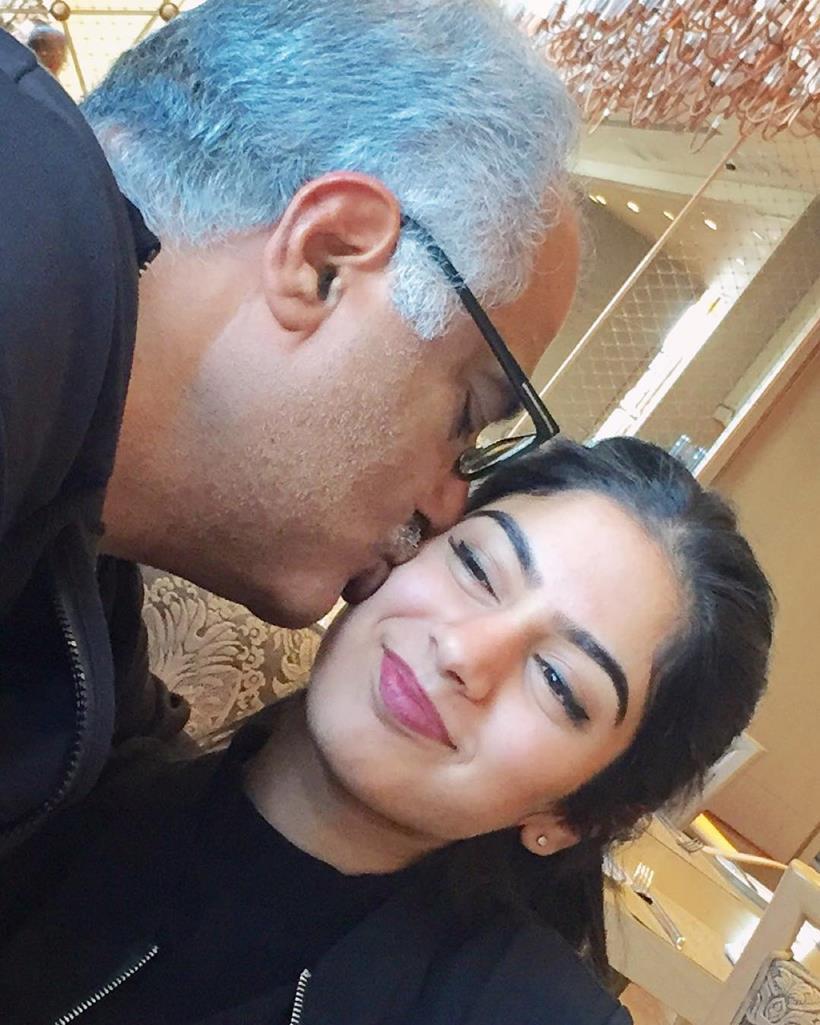 वडिलांच्या प्रेमाने मुलीच्या चेहऱयावर 'खुशी' (Source: Photo posted on Instagram by Sridevi)
