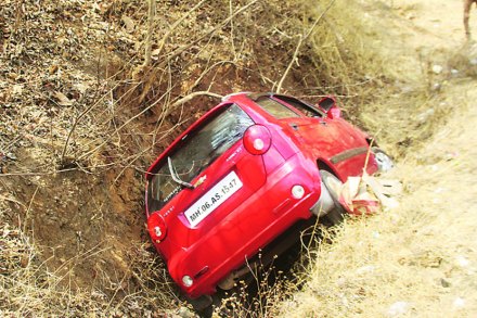 कशेडी घाटातील अपघातात एक महिला जागीच ठार, ३ जखमी