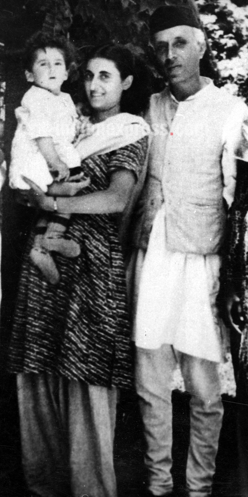 इंदिरा गांधी, त्यांचे बाळ आणि जवाहरलाल नेहरु या छायाचित्रात दिसतात.