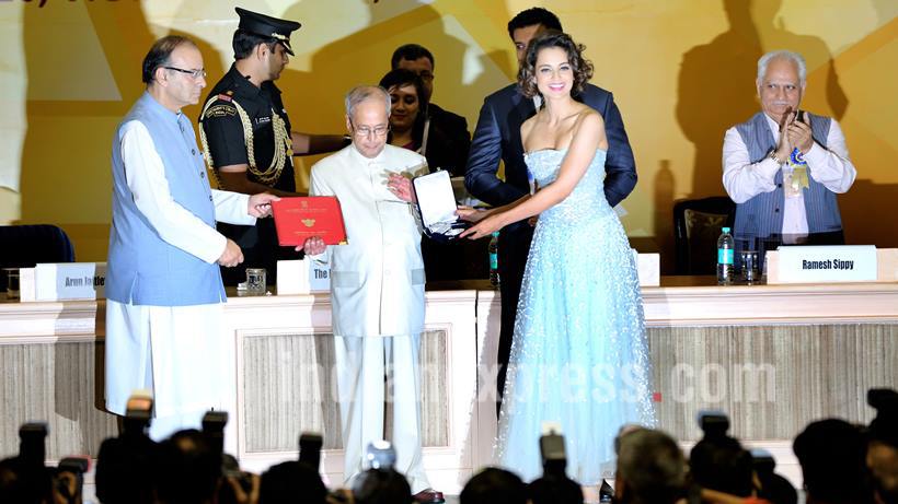 अभिनेत्री कंगना रनोट हिला 'तनू वेड्स मनू रिटर्न्स' सिनेमासाठी सर्वोत्कृष्ट अभिनेत्रीचा राष्ट्रीय पुरस्कार देऊन सन्मानित करण्यात आले. (छाया- रवि कनोजिया)