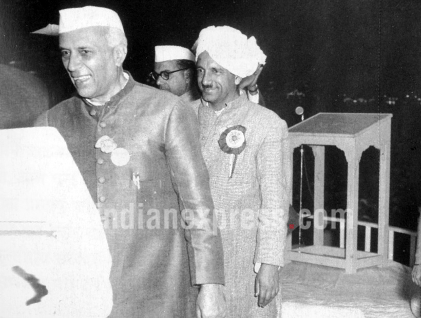 पं. जवाहरलाल नेहरू आणि स्वातंत्र्यसैनिक चौधरी रणबीर सिंग यांचे अमृतसर काँग्रेस येथे १९५५ साली टिपलेले छायाचित्र.
