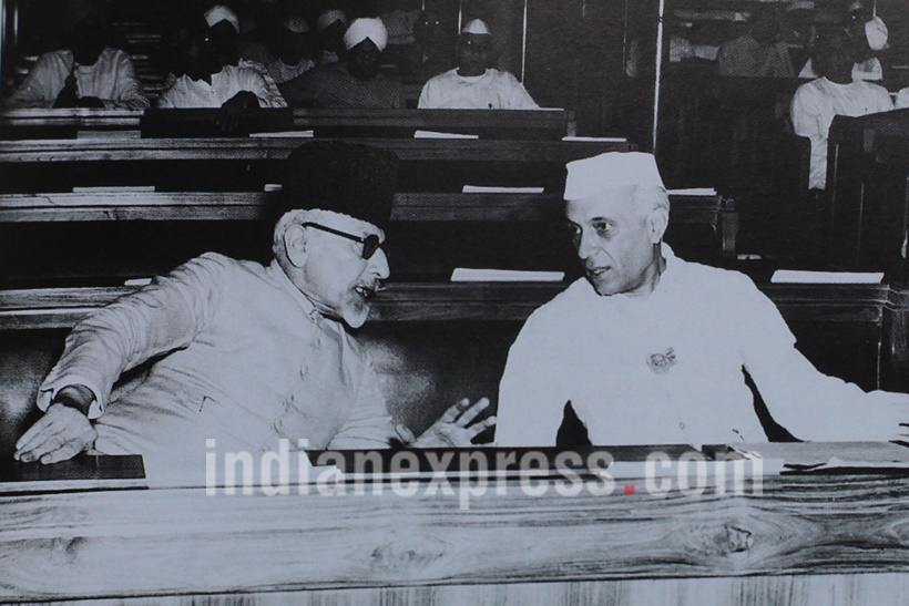 विधानसभा सत्रात चर्चा करताना पं. जवाहरलाल नेहरू आणि मौलाना अब्दुल कलाम आझाद.