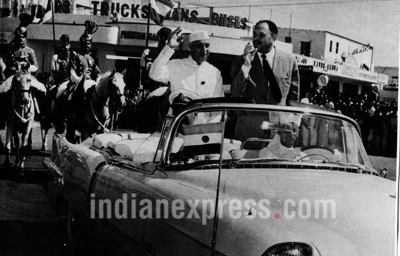 कराचीमधील रस्त्यांवर पंतप्रधान जवाहरलाल नेहरु यांच्यासह पाकिस्तानचे राष्ट्रपती आयुब खान. भारताचे पंतप्रधानांचे १९.०९.१९६० साली कराचीच्या विमानतळावर आगमन झाले त्यावेळी टिपलेले छायाचित्र.