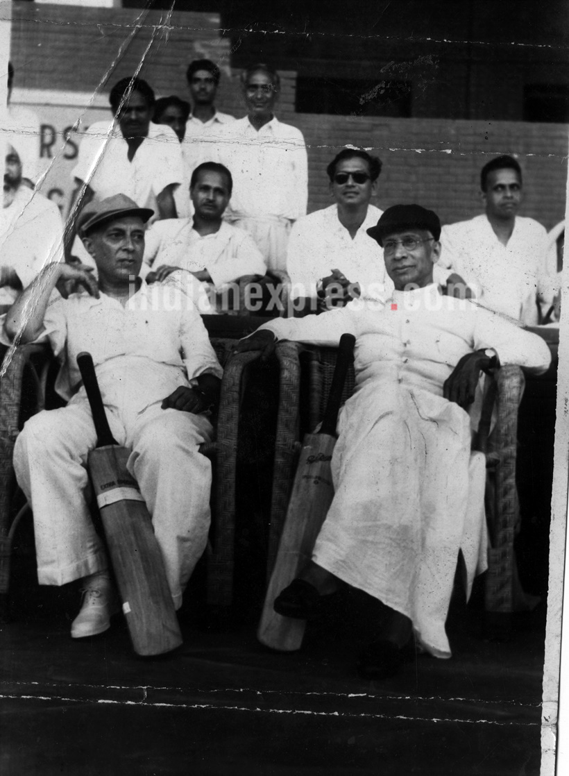 नवी दिल्लीच्या नॅशनल स्टेडियममध्ये पूरग्रस्तांच्या मदतीसाठी क्रिकेट सामन्यांचे आयोजन करण्यात आले होते. त्यावेळी पं. जवाहरलाल नेहरू आणि डॉ. एस राधाकृष्णन यांनीदेखील सहभाग घेतला होता.