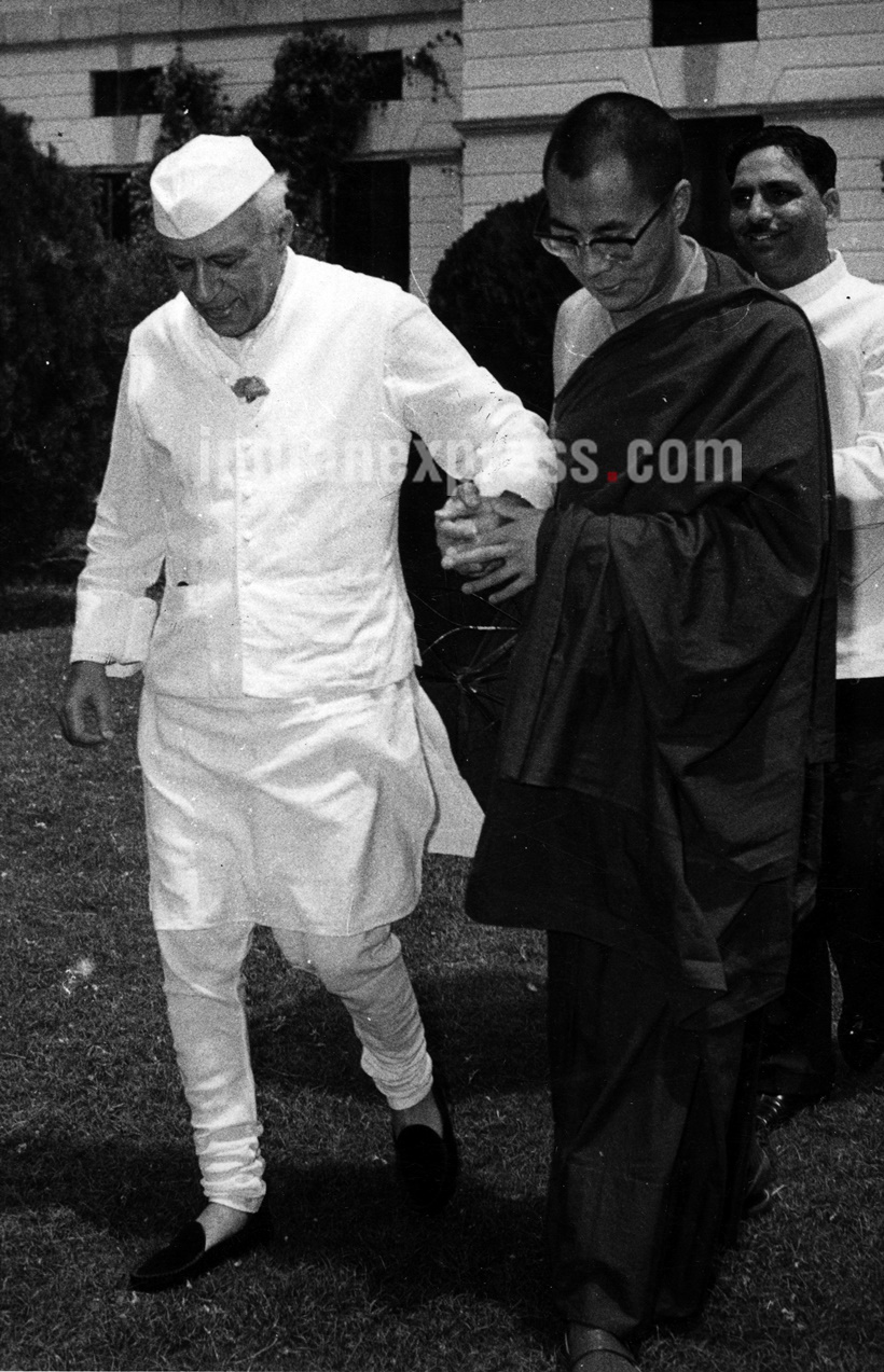 दलाई लामा यांच्यासह पं. जवाहरलाल नेहरूंचे २२ मे १९६४ रोजी टिपलेले छायाचित्र.