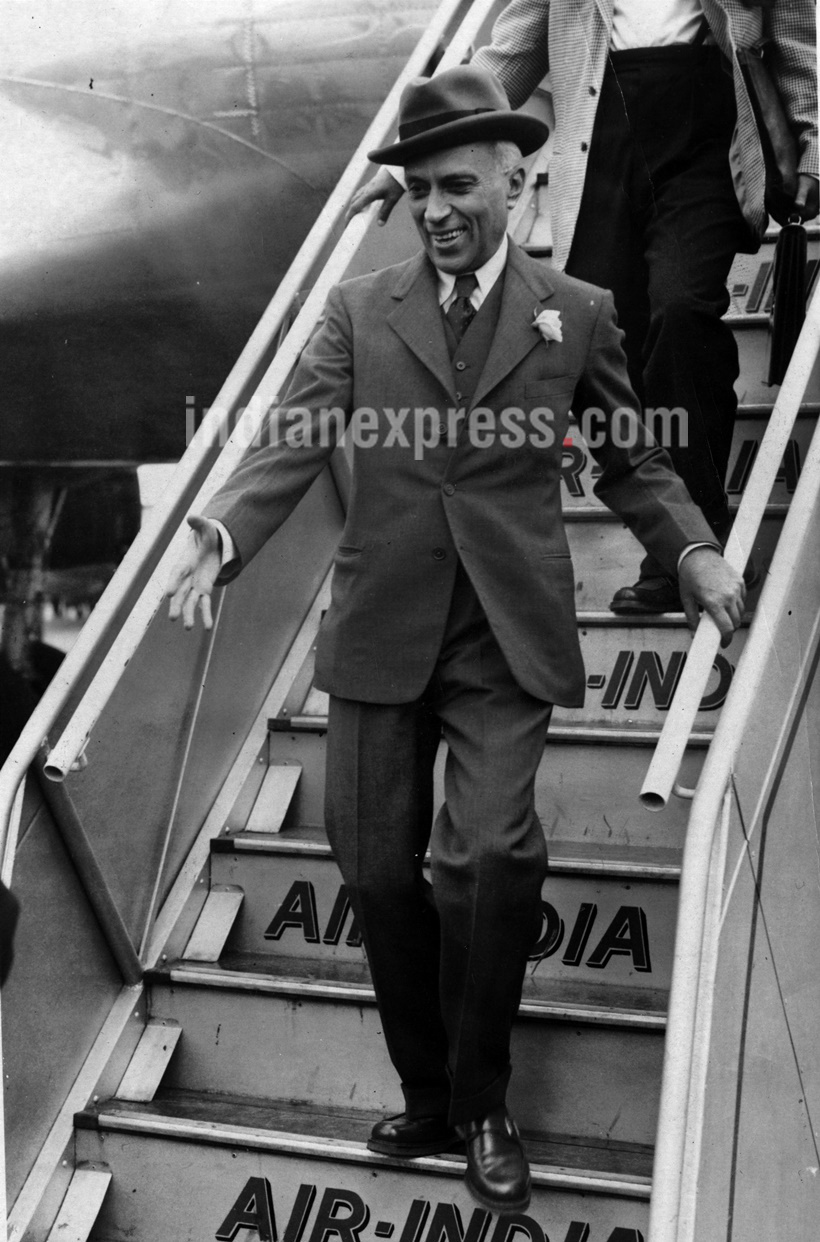 लंडन विमानतळावर पंतप्रधान पं. जवाहरलाल नेहरू.