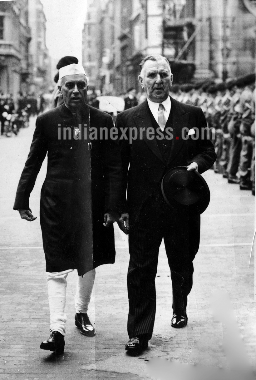 लंडन ब्युरो येथे पंतप्रधान पं. जवाहरलाल नेहरू आणि मि. हॉलंड गाइडहॉल येथे गार्ड ऑफ हॉनरची तपासणी करताना. दि. ३.०७.१९५६ रोजी टिपलेले छायाचित्र.