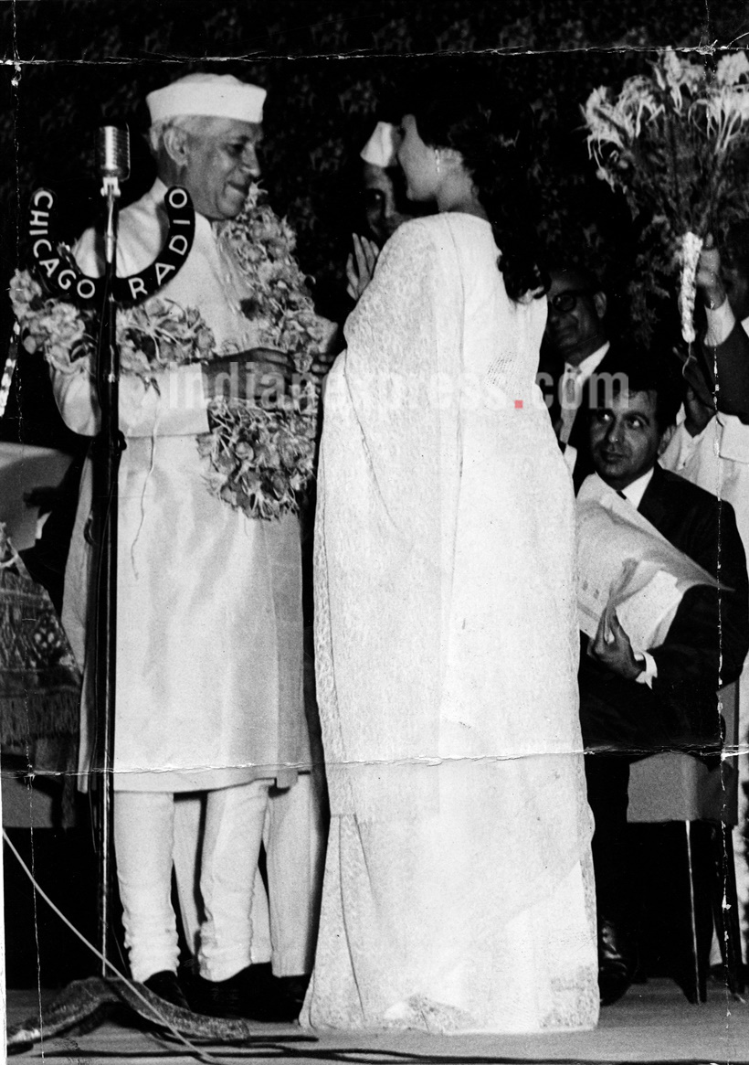 पंतप्रधान जवाहरलाल नेहरू यांना पुष्पहार घालताना अभिनेत्री मीना कुमारी.