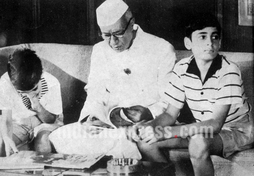 पं. जवाहरलाल नेहरू आणि त्यांचे नातू राजीव, संजय गांधी या छायाचित्रात दिसतात.