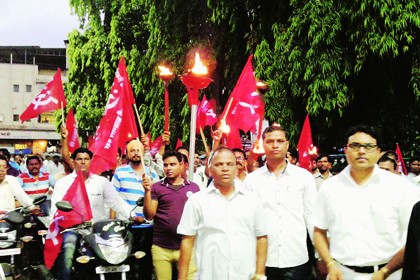 शेकापच्या मशाल मोर्चाला कामगारांचा प्रतिसाद