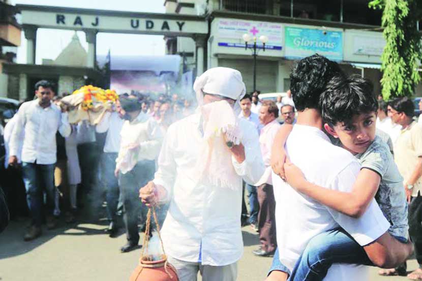 बांधकाम व्यावसायिक कंदारी यांच्यावर बुधवारी अंत्यसंस्कार करण्यात आले. या वेळी बांधकाम व्यावसायिक व राजकीय नेते अंत्ययात्रेत सहभागी झाले होते.