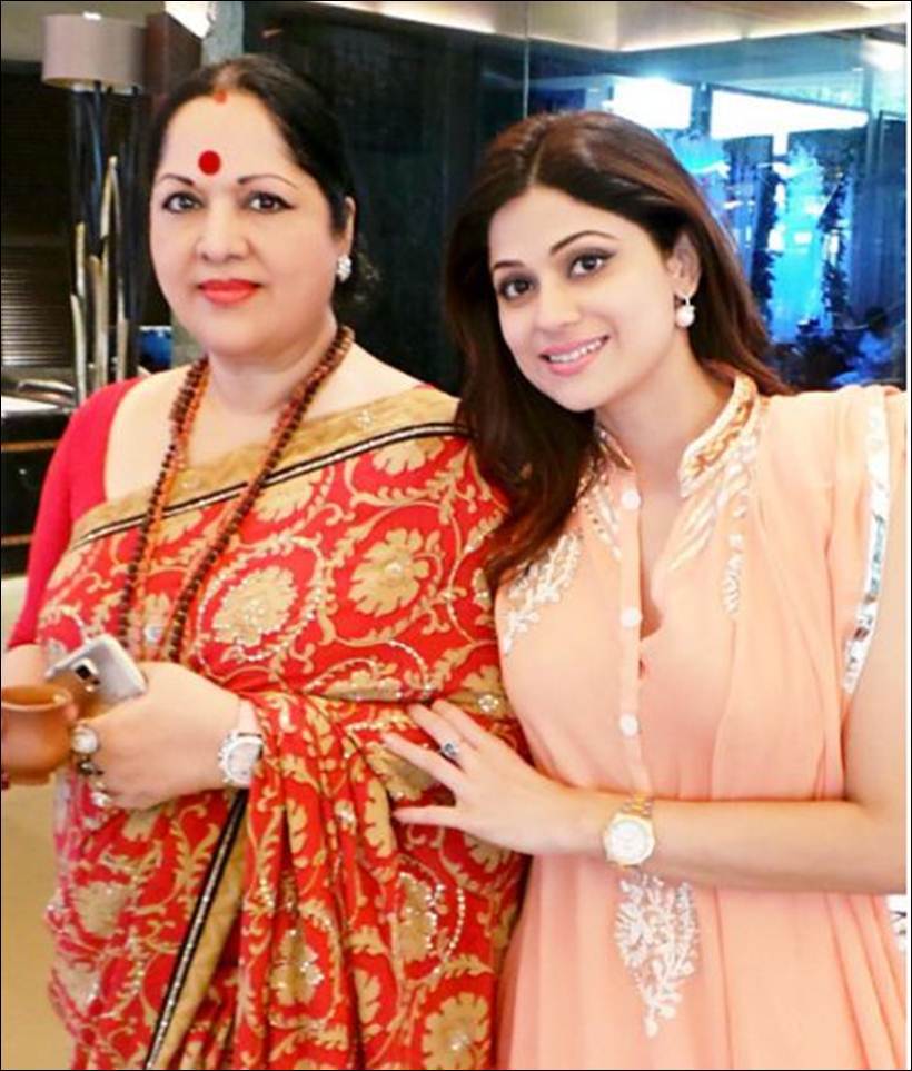 शमिता शेट्टी आणि तिची आई सुनंदा शेट्टी.