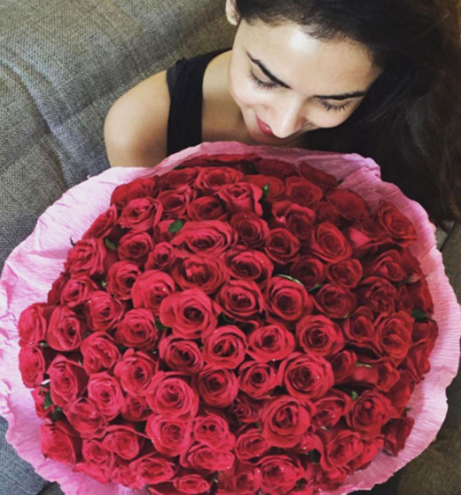 सोनलने आपल्या इंस्टाग्राम अकाऊंटवर आपल्या चाहत्याने पाठविलेल्या गुलाबांच्या गुच्छासोबतचे फोटो पोस्ट केले आहेत. याशिवाय, तिने आपल्या चाहत्याचे आभार देखील व्यक्त केले आहेत. (छाया- इंस्टाग्राम)