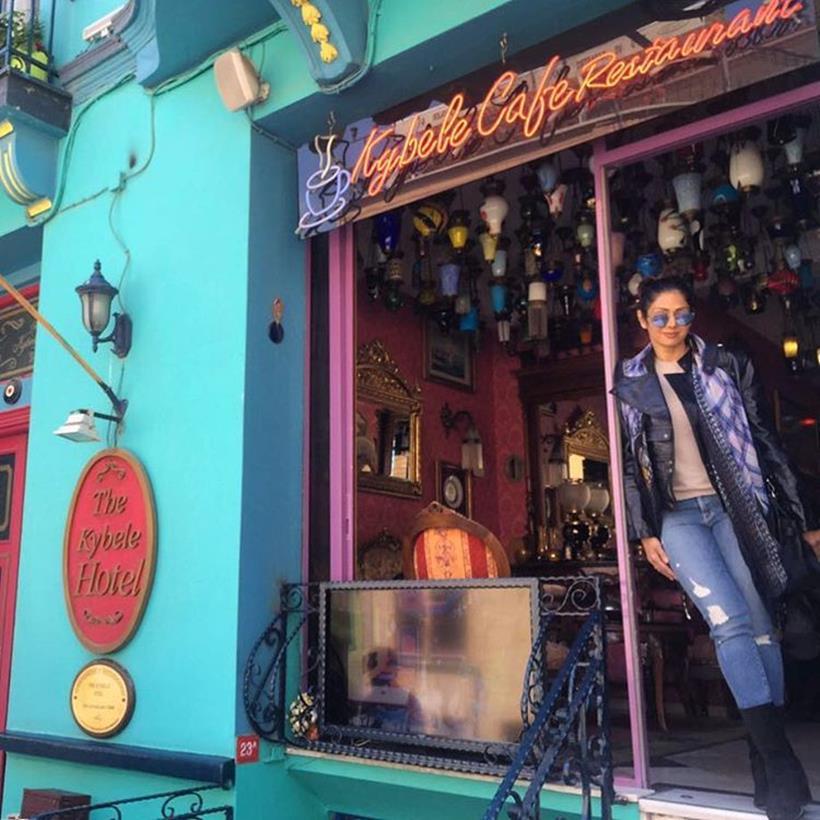 ब्लॅक लेदर जॅकेट, लाँग बूट्स आणि जीन्स परिधान केलेल्या श्रीदेवीचे जॉर्जियातील एका प्रसिद्ध हॉटेलबाहेर क्लिक केलेले छायाचित्र. (Source: Photo posted on Instagram by Sridevi)