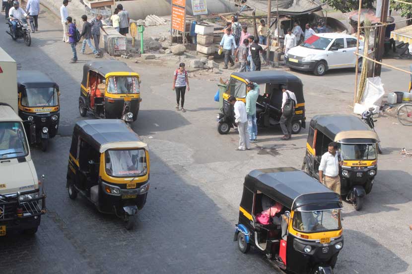 ठाण्यातील घाणेकर व हिरानंदानी मेडोस चौकातील रिक्षा चालकांकडून प्रवाश्यांची होणारी परवड  