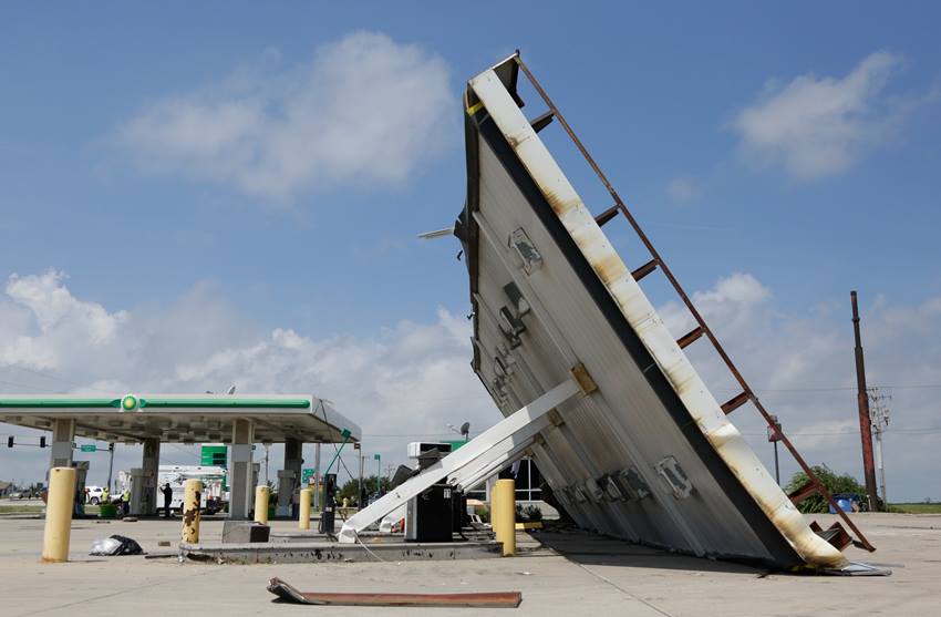 वादळात पेट्रोलपंपावरील छतदेखील कोसळून पडले. (Chinatopix via AP)