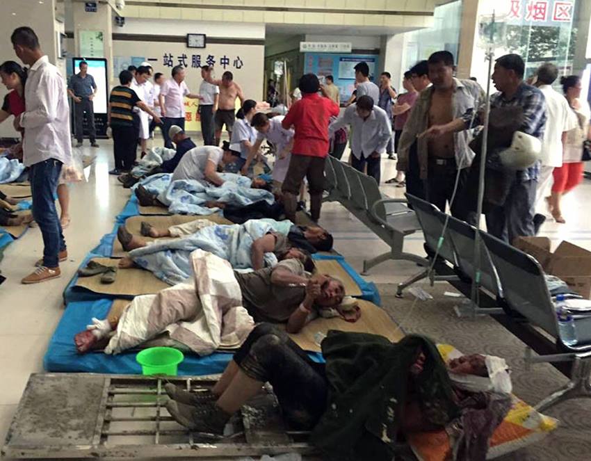वादळाच्या तडाख्यात जखमी झालेल्यांना रुग्णालयात भरती करण्यात आले. जखमींवरील उपचारादरम्यानचे छायाचित्र. (Color China Photo via AP)