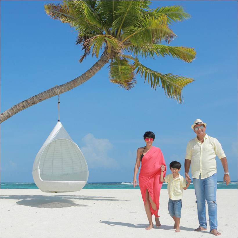 बॉलीवूड अभिनेत्री मंदिरा बेदी सध्या तिचे पती राज कौशल आणि मुलगा वीर यांच्याबरोबर मालदीवमध्ये सुट्ट्यांचा आनंद लुटत आहे. (Photo Source: Instagram)