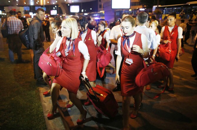 तुर्कस्तानमधील इस्तंबुल विमानतळावर तीन दहशतवाद्यांनी अंदाधुंद गोळीबार करत आत्मघाती बॉम्बस्फोट घडवून आणला. या भीषण हल्ल्याची थरारक क्षणचित्रे..