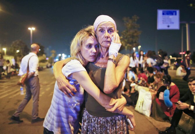 तुर्कस्तानमधील इस्तंबुल विमानतळावर तीन दहशतवाद्यांनी अंदाधुंद गोळीबार करत आत्मघाती बॉम्बस्फोट घडवून आणला. या भीषण हल्ल्याची थरारक क्षणचित्रे..