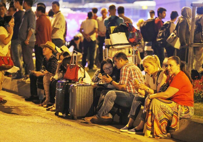 तुर्कस्तानमधील इस्तंबुल विमानतळावर तीन दहशतवाद्यांनी अंदाधुंद गोळीबार करत आत्मघाती बॉम्बस्फोट घडवून आणला. या भीषण हल्ल्याची थरारक क्षणचित्रे..
