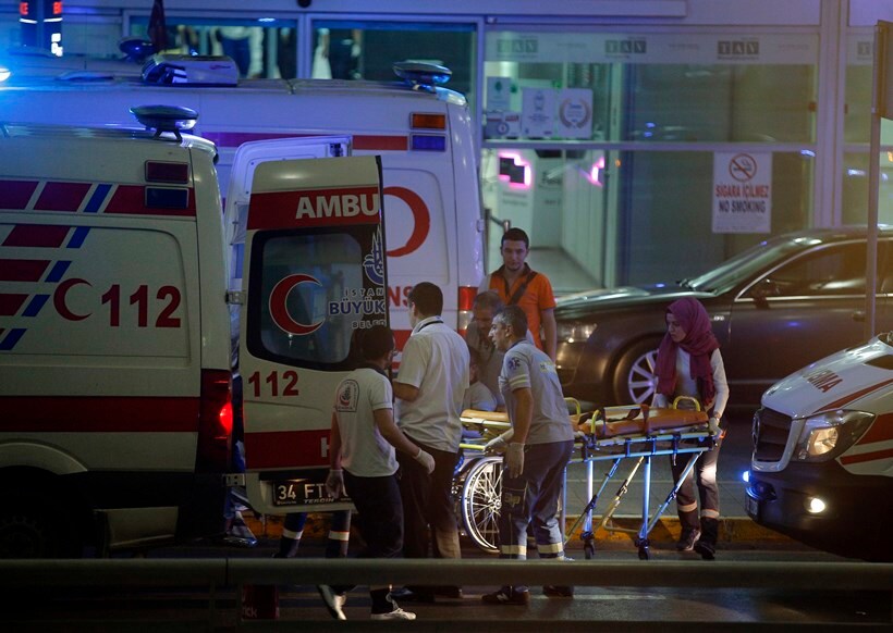 तुर्कस्तानमधील इस्तंबुल विमानतळावर तीन दहशतवाद्यांनी अंदाधुंद गोळीबार करत आत्मघाती बॉम्बस्फोट घडवून आणला. या भीषण हल्ल्याची थरारक क्षणचित्रे..