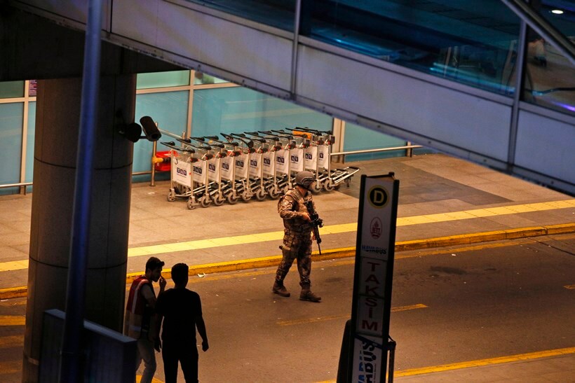 तुर्कस्तानमधील इस्तंबुल विमानतळावर तीन दहशतवाद्यांनी अंदाधुंद गोळीबार करत आत्मघाती बॉम्बस्फोट घडवून आणला. या भीषण हल्ल्याची थरारक क्षणचित्रे..