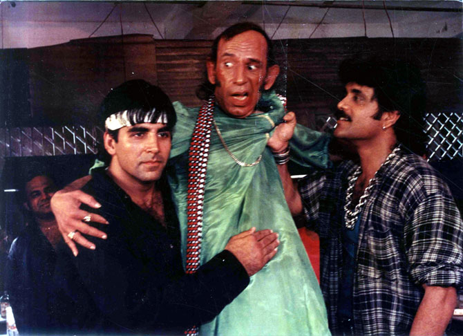 'अंगारे' चित्रपटात अभिनेता अक्षय कुमार आणि नागार्जुनसोबत रझाक खान. (एक्स्प्रेस फोटो)