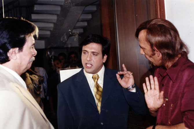 'जोरू का गुलाम' चित्रपटात रझाक खान हे अभिनेते कादर खान आणि गोविंदा यांच्याशी बातचित करताना. (एक्स्प्रेस फोटो)