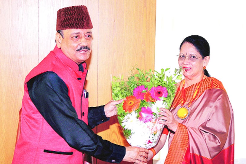 कृष्णा अभिमत विद्यापीठाच्या नूतन कुलगुरू डॉ. निलीमा यांचा सत्कार डॉ. वेदप्रकाश मिश्रा यांनी केला. 