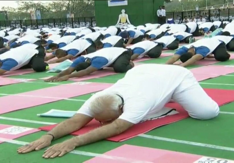 पुढीलवर्षीपासून योगदिनानिमित्त दोन पुरस्कार देण्याचेही मोदी यांनी जाहीर केले. एक पुरस्कार राष्ट्रीय पातळीवर तर दुसरा आंतरराष्ट्रीय पातळीवर देण्यात येईल.