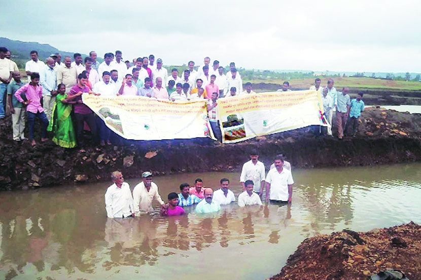 मोती तलावाची जमीन लाटण्याच्या विरोधात कोल्हापूर जिल्ह्य़ातील विविध सामाजिक संघटनांनी शनिवारी तलावाच्या पाण्यातच आत्मक्लेष आंदोलन केले.