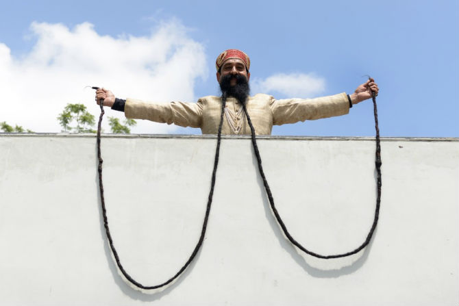 आपल्या लांबलचक मिश्यांसाठी राम सिंह चौहान जगप्रसिद्ध आहेत. चौहान यांच्या मिश्या जरा अधिकच लांब आहेत. नाकापासून मोजल्यास दुसरे टोक नऊ फुटावर येते म्हणजे एकूण १८ फूट लांब इतकी त्यांची मिशी आहे.