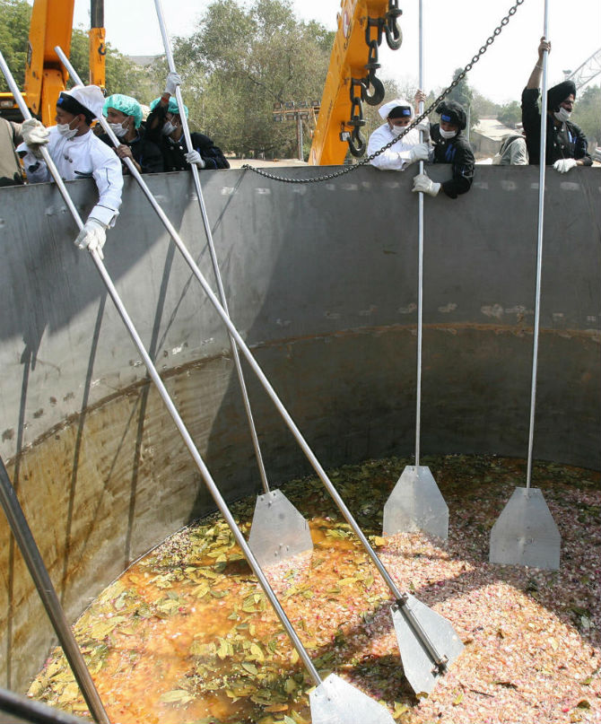 भारतीय आचा-यांनी १ मार्च २००८ साली सर्वात १२००० किलो तांदूळ आणि भाज्यांपासून सर्वात मोठी बिर्याणी करण्याचा विक्रम केला होता.