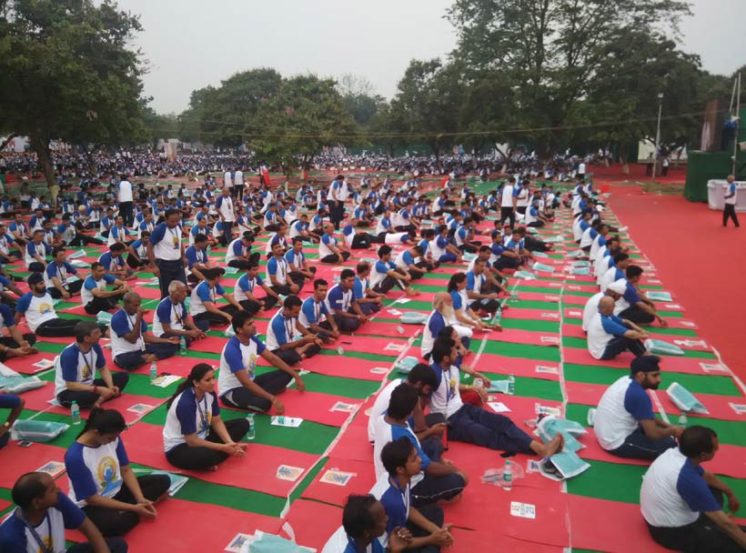कार्यक्रमामध्ये सहभागी झालेल्यांना ८ गटांत विभागण्यात आले होते. त्यांना योग शिकवण्यासाठी ५०० प्रशिक्षकही नेमण्यात आले होते. (Source: Twitter/@PIB_India)