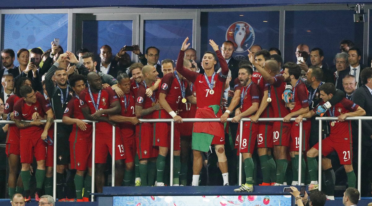 यजमान फ्रान्सचा पोर्तुगालने १-० असा पराभव करून युरो चषकावर पहिल्यांदाच आपली मोहोर उमटवली.