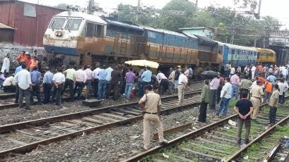 सीएसटीच्या प्लॅटफॉर्म क्रमांत १७ वरून उद्यान एक्स्प्रेस मार्गस्थ होत असताना इंजिनाची दोन चाकं रुळावरून खाली घसरली.