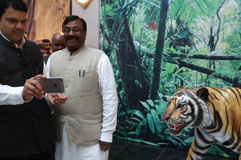 बुधवारी या ‘सेल्फी पॉईंट’चे उद्घाटन झाल्यानंतर मुंख्यमंत्री देवेंद्र फडणवीस यांनी वनमंत्री सुधीर मुनगंटीवार आणि या ‘वाघा’सोबत सेल्फी काढला. ‘वाघाशी मैत्री’ हा या सेल्फी पॉईंटमागील मुख्य हेतू आहे. पण राजकारणातील ‘वाघा’शी मैत्री टिकवणे, हाच मुख्यमंत्र्यांसमोरील मुख्य अजेंडा आहे. (छाया- प्रशांत नाडकर)
