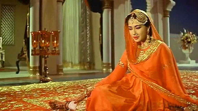 पाकिजा (१९७२)- बॉलीवुडच्या 'ट्रेजेडी क्वीन'ने म्हणजेच अभिनेत्री मीना कुमारी आणि अभिनेता राजकुमार यांच्या अभिनयाने साकारनेली हिंदी चित्रपट सृष्टीतली एक कलाकृती म्हणजे 'पाकिजा'. कमाल अमरोही यांच्या दिग्दर्शित 'पाकिजा' हा तब्बल चौदा वर्षांनंतर बनवून पूर्ण झाला. मीना कुमारीच्या कारकिर्दीतला हा शेवटचा चित्रपट असून या 'ट्रेजेडी क्वीन'च्या मृत्युनंतर 'पाकिजा'ची लोकप्रियता वाढली.