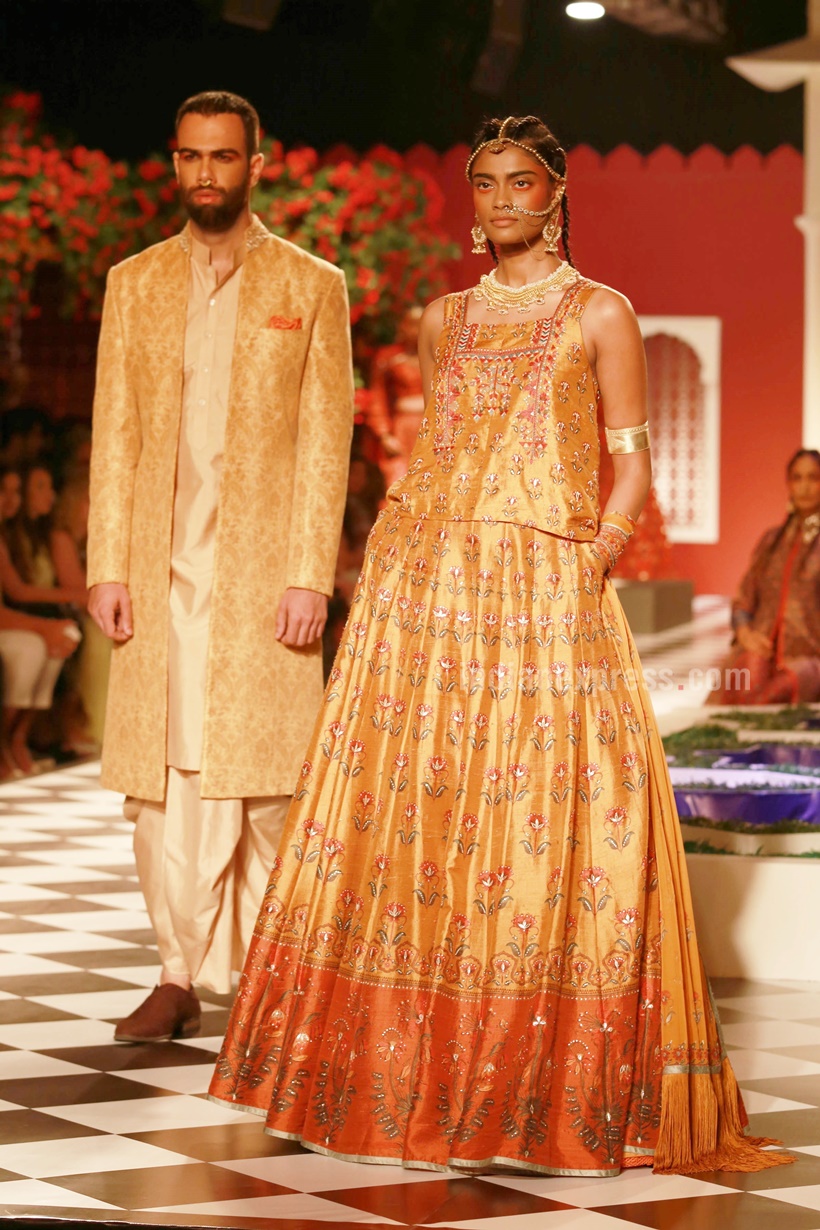 With fusion music creating an earthy background, the vintage, Mughal era inspired saris, long skirts, different styles of blouses, dupattas, achkans and kurtas for men, the ensembles exuding elegance wrapped in tradition had the touch of gota patti, dabka, and phulkari used in perfect balance. (Text: IANS/Photo: APH Images)
