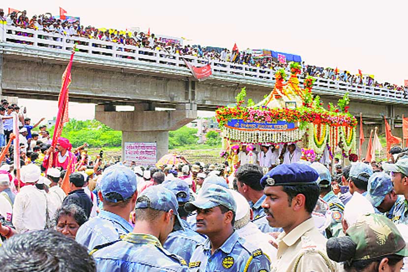 पुणे आणि सातारा जिल्ह्य़ाच्या सीमेवरील नीरा नदीच्या जुन्या ब्रिटिशकालीन पुलावरून माउलींचा पालखी सोहळा नीरा स्नानासाठी दत्तघाटाकडे मार्गक्रमण करताना (छाया- राहुल शिंदे, नीरा )