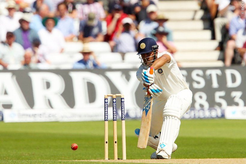धोनीच्या नेतृत्तवात भारतीय संघाने कसोटी संघांच्या क्रमवारीत तब्बल १८ महिने अव्वल स्थानी कायम राहिल्याची किमया साधली. धोनीने कसोटी क्रिकेटमध्ये ९० सामन्यांत ४८७६ धावा ठोकल्या आहेत.