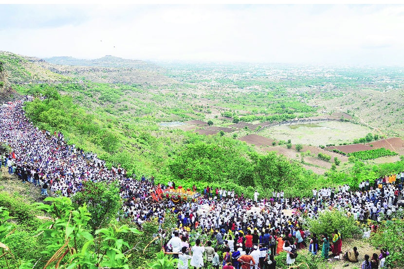 आम्हा ध्यास पंढरीचा अपार.. अवघड वाटही होते लीलया पार..!

विठ्ठलाच्या नामाचा अखंड घोष करीत व भक्तीचे भारावलेपण घेऊन पंढरीच्या वाटेवर असलेल्या संतश्रेष्ठ ज्ञानेश्वर माउलींच्या पालखी सोहळ्याने शुक्रवारी दिवे घाटातील वारीच्या वाटेवरील सर्वात कठीण टप्पा पार केला. सुमारे दीड तास घाटातील वाटचाल पूर्ण करून सोहळा संध्याकाळी सातच्या सुमारास सासवड मुक्कामी दाखल झाला.             (छाया- मनोज शिंदे, जेजुरी)