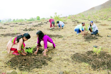 त्र्यंबकेश्वर तालुक्यातील साप्ते येथे वृक्षारोपण करताना पर्यावरणप्रेमी. 