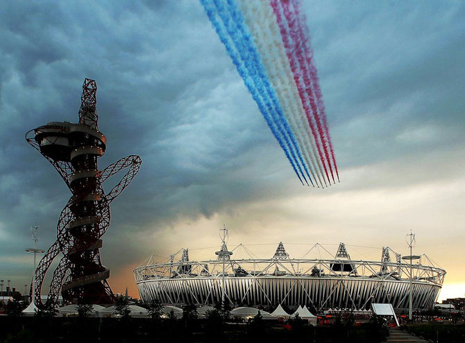 लंडन ऑलिम्पिकच्या उदघाटन सोहळ्यावेळीचा अप्रतिम क्षण. (ELSA GARRISON / GETTY IMAGES)