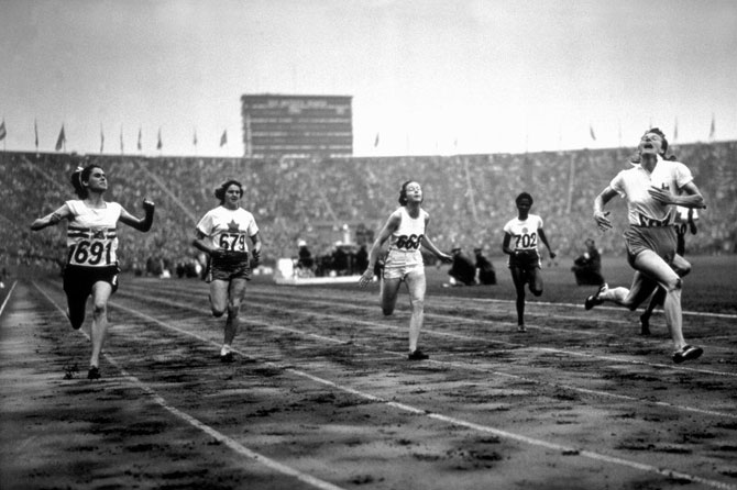 लंडनमध्ये १९४८ साली आयोजित ऑलिम्पिक स्पर्धेत महिलांच्या १०० मीटर धावण्याच्या स्पर्धेत नेदरलँडच्या फॅनी ब्लँकर्सने बाजी मारली होती. (GETTY IMAGES)
