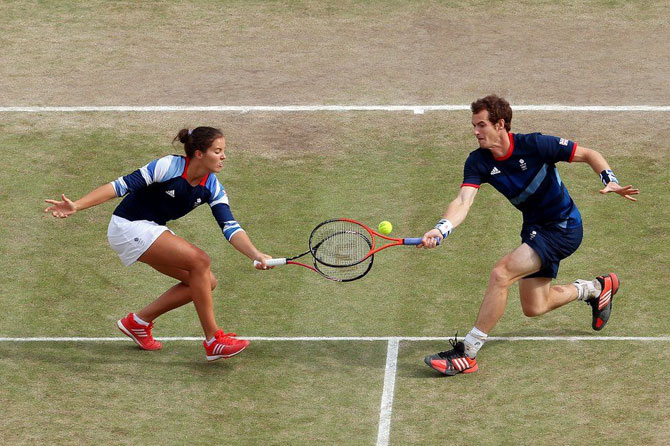टेनिसपटू लॉरा रॉब्सन आणि अँडी मरे यांनी लंडन ऑलिम्पिकमध्ये मिश्र दुहेरीच्या उपांत्य फेरीत खेळतानाचा एक क्षण. (ELSA GARRISON / GETTY IMAGES)